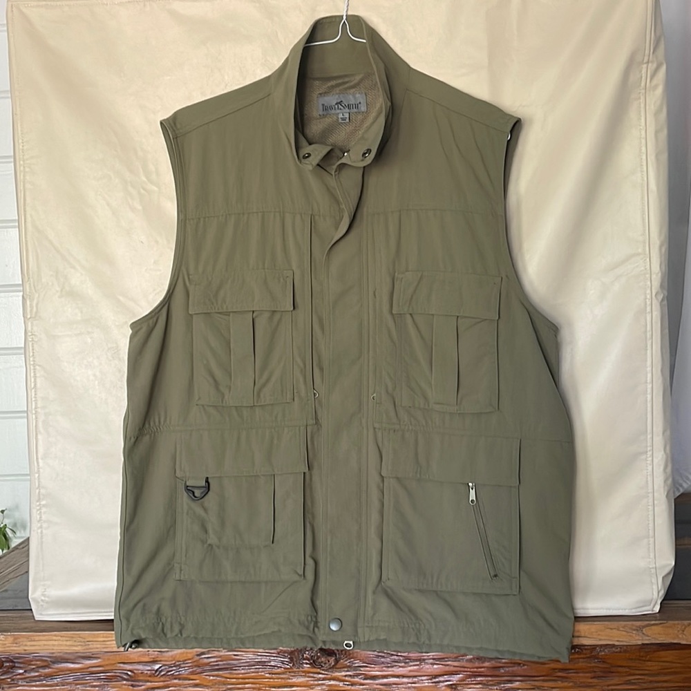 TravelSmith (Never Worn) Men’s fishing vest, 16 Pockets, hunting, shooting Sz L